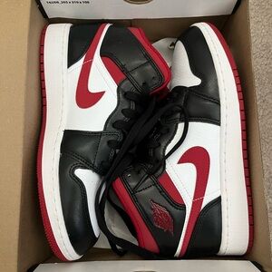 NWT Nike Air Jordan 1 Mid Black Red White Sneakers size 5 youth